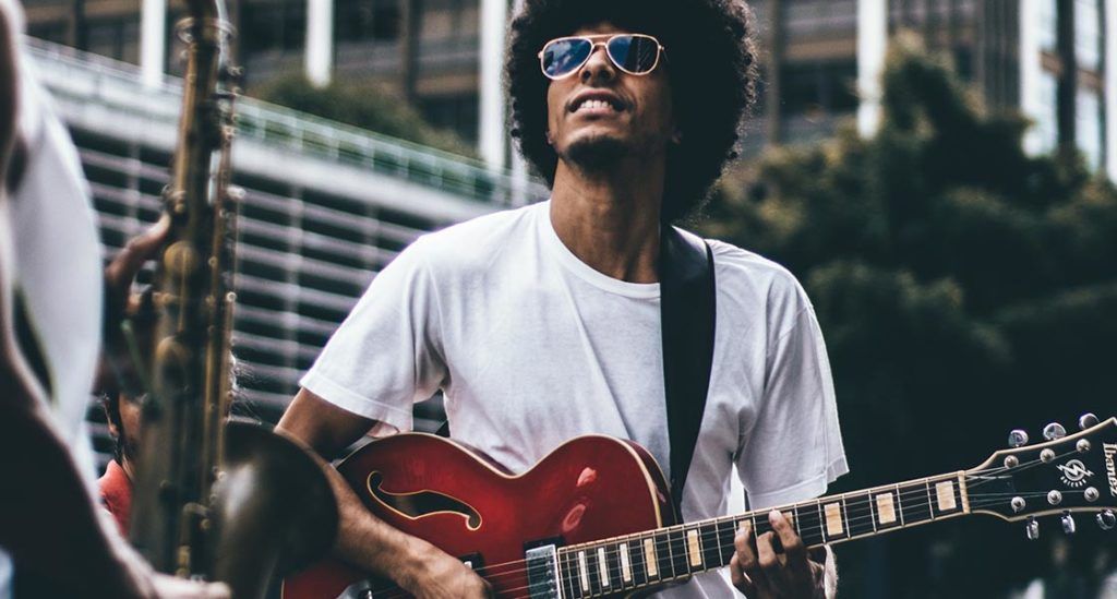 tocar música en la calle